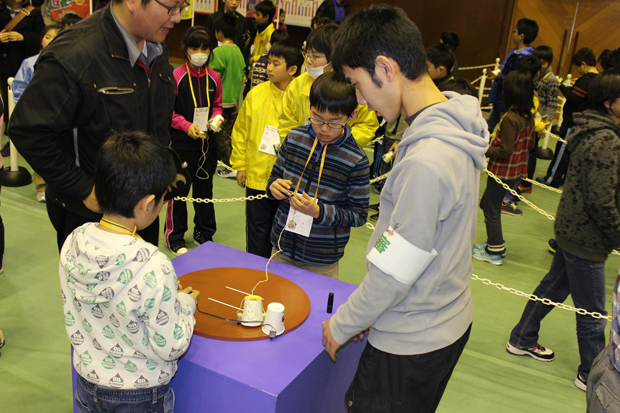 写真：「初級部門：ロボコップ相撲・六ヶ所場所」